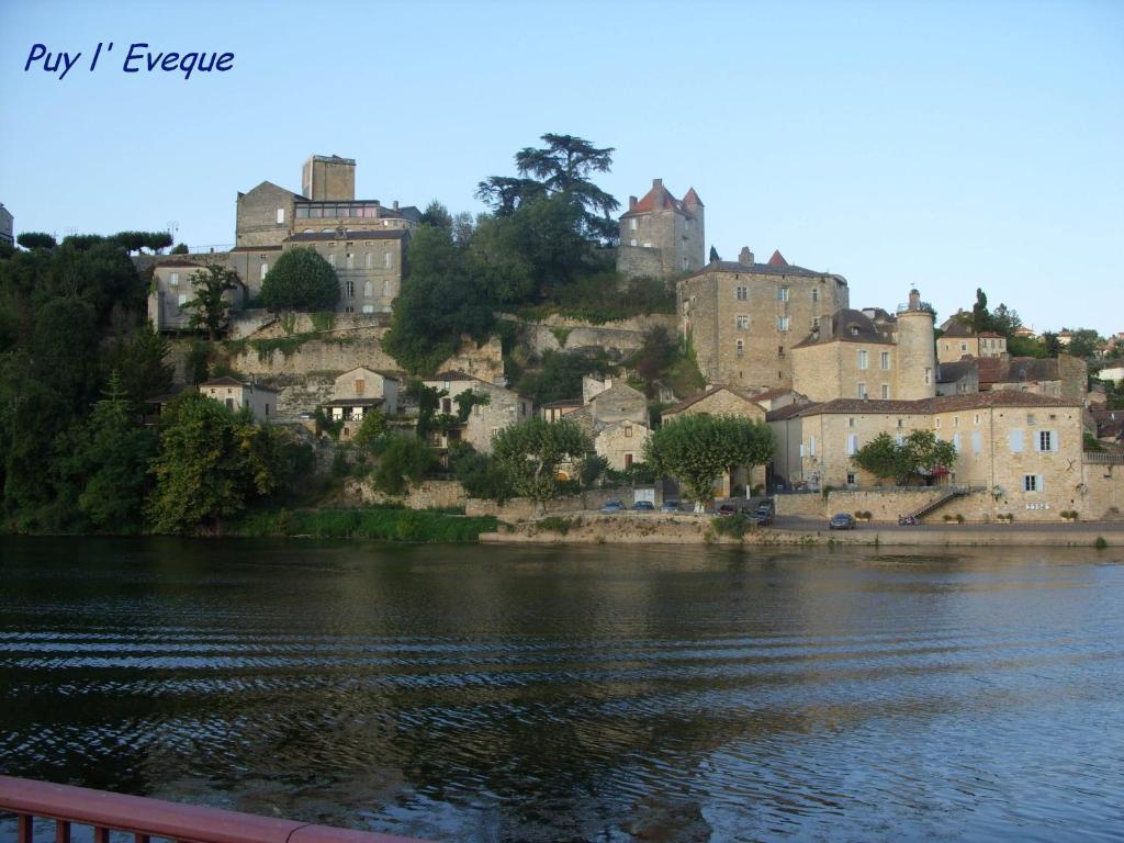 Hotel Bellevue Puy-lʼÉvêque Exteriör bild